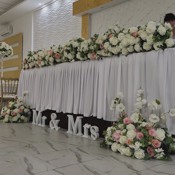 Mladenacki sto u kobinaciji sa belo rozim ruzama 1