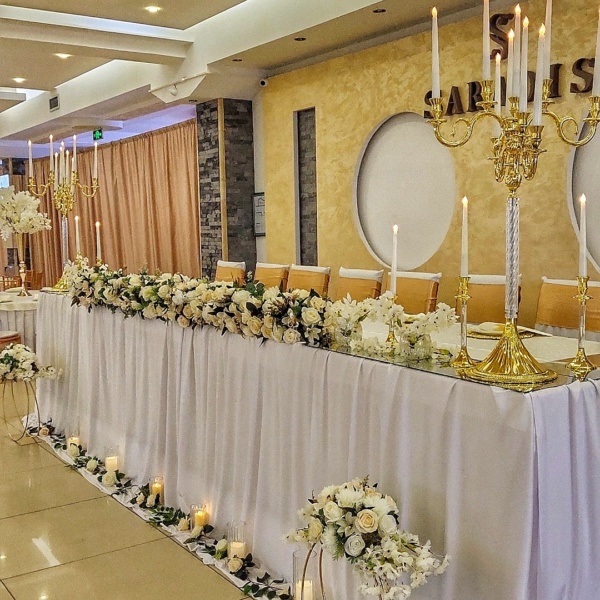 Mladenački sto dekorisan belim ruzama odiše elegancijom, romantikom i luksuzom.